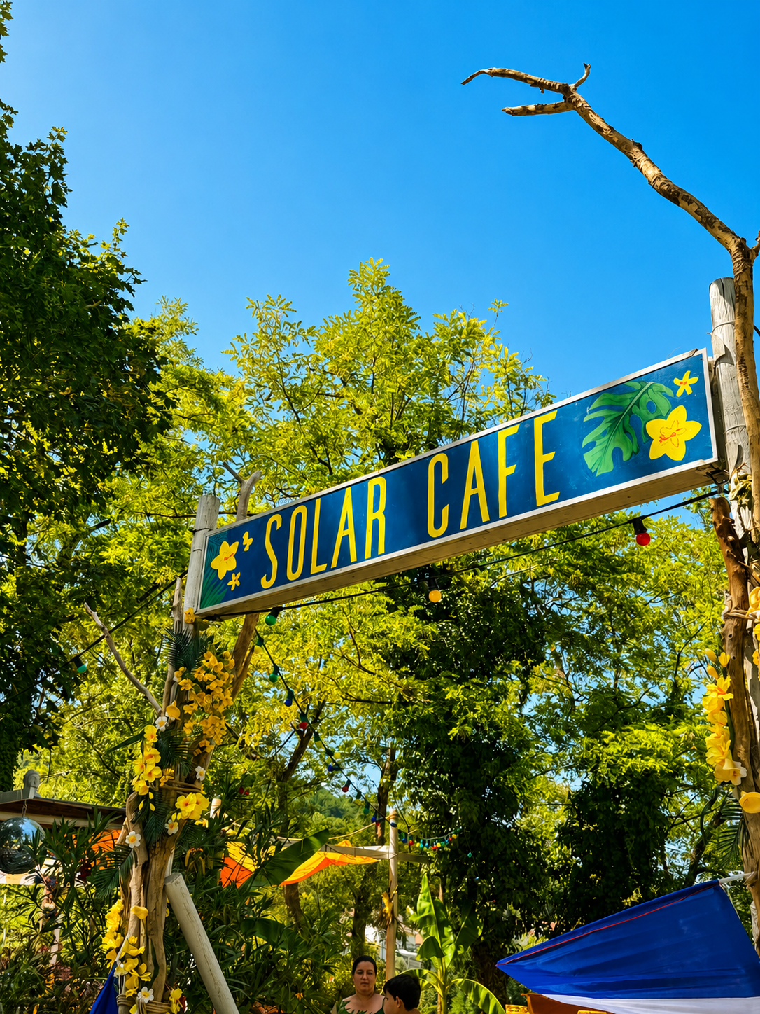 Pancarte Solar Café dans les arbres