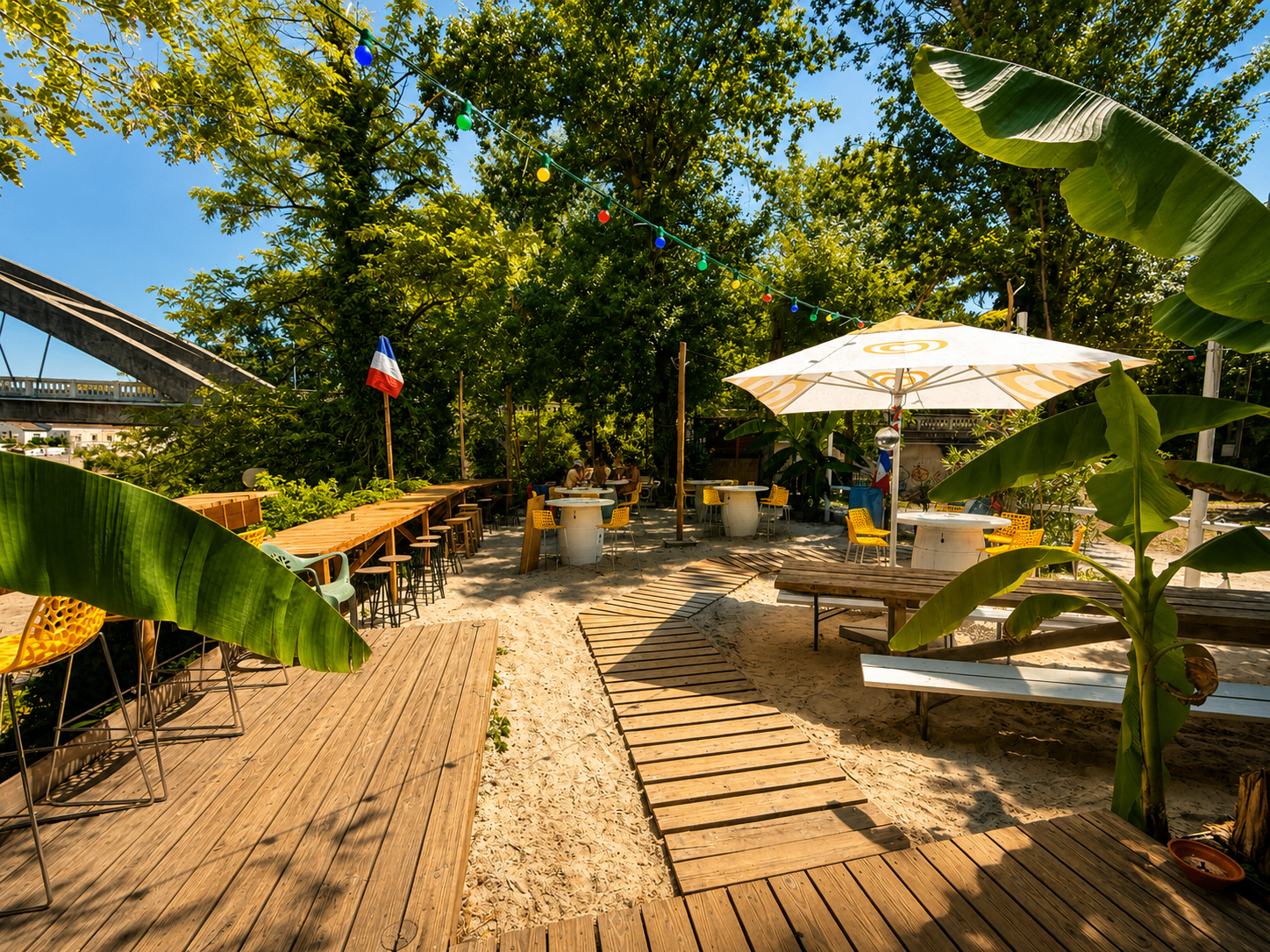 Terrasse guinguette Solar Café au bord de l'eau