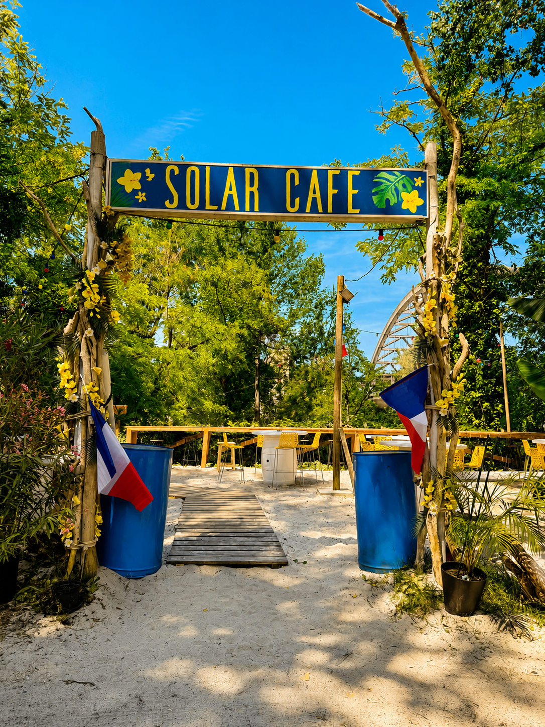 Entrée du Solar Café avec panneau