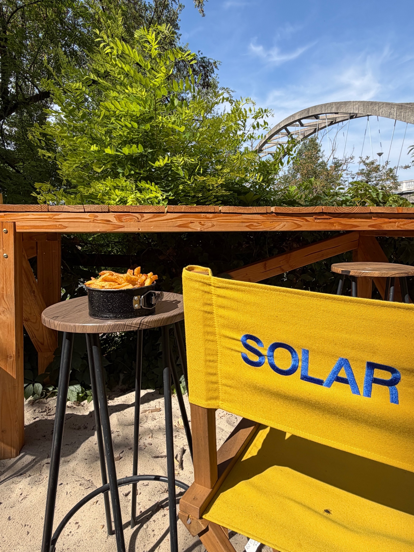 Chaise jaune Solar sur le sable